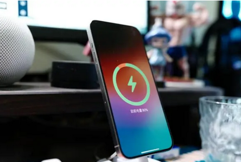 九寨沟苹果15换屏服务分享用什么充电器给iPhone15充电更好 